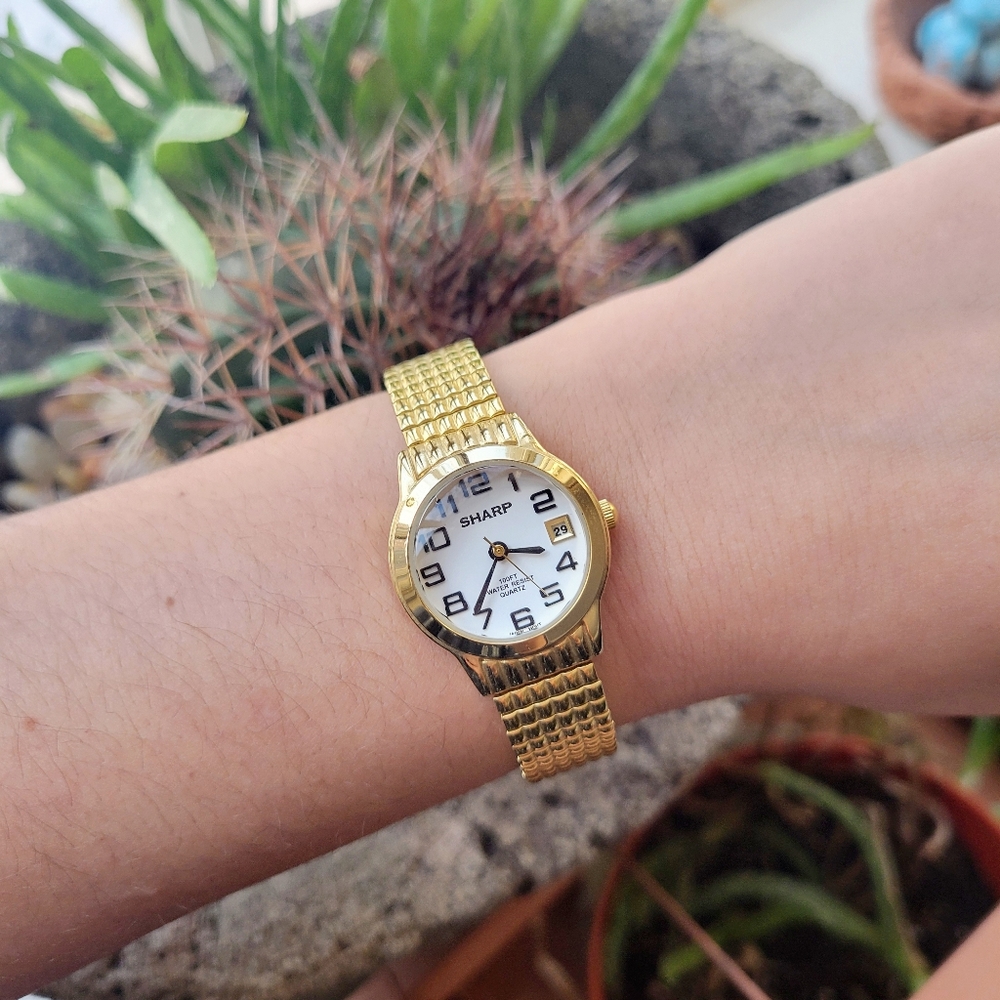 Sharp Gold Calendar Round Stretch Watch - Picture 4 of 10